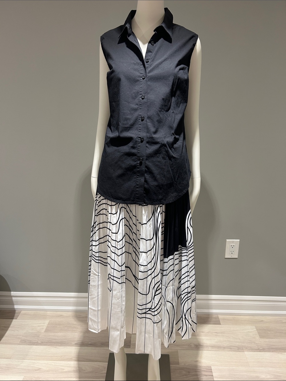 Simons Black & White Pleated Midi Skirt with Abstract Line Print